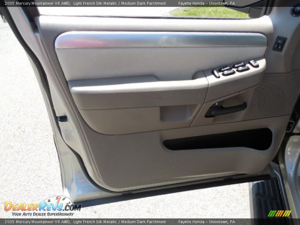 2005 Mercury Mountaineer V6 AWD Light French Silk Metallic / Medium Dark Parchment Photo #6