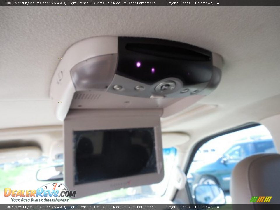 2005 Mercury Mountaineer V6 AWD Light French Silk Metallic / Medium Dark Parchment Photo #11