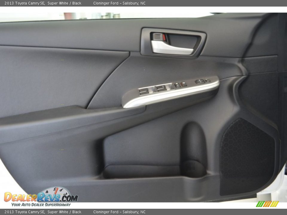 2013 Toyota Camry SE Super White / Black Photo #4