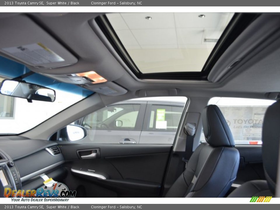 2013 Toyota Camry SE Super White / Black Photo #11