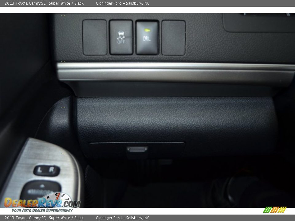 2013 Toyota Camry SE Super White / Black Photo #12