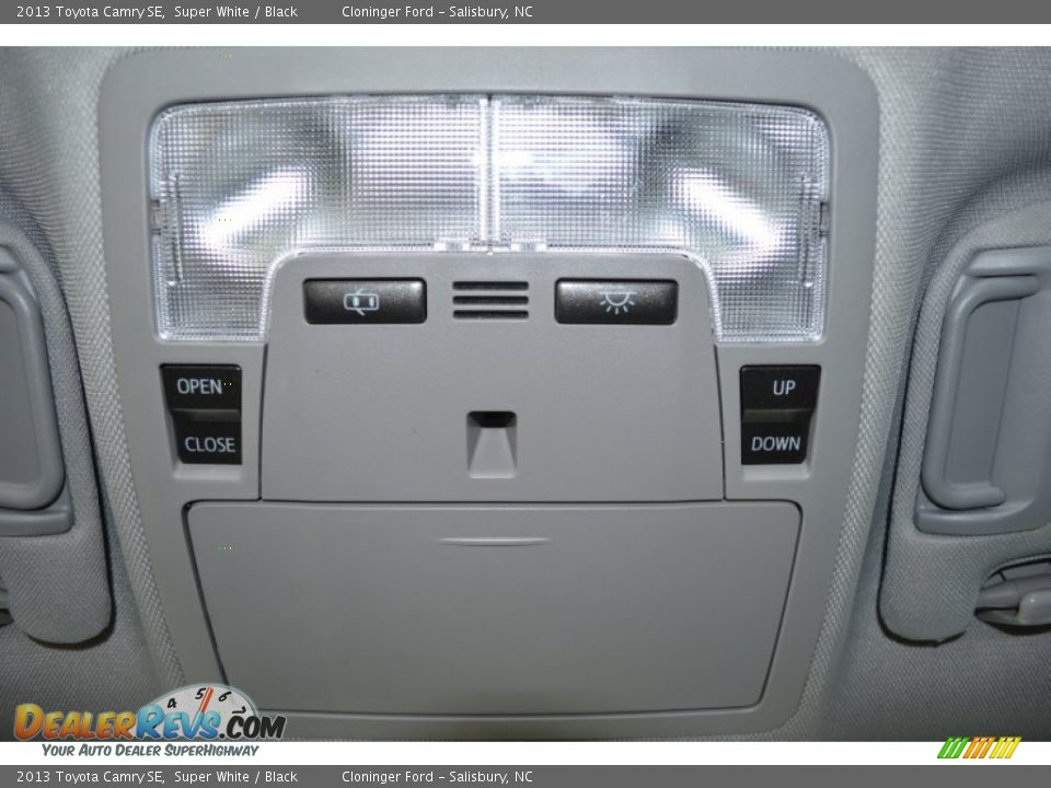 2013 Toyota Camry SE Super White / Black Photo #20