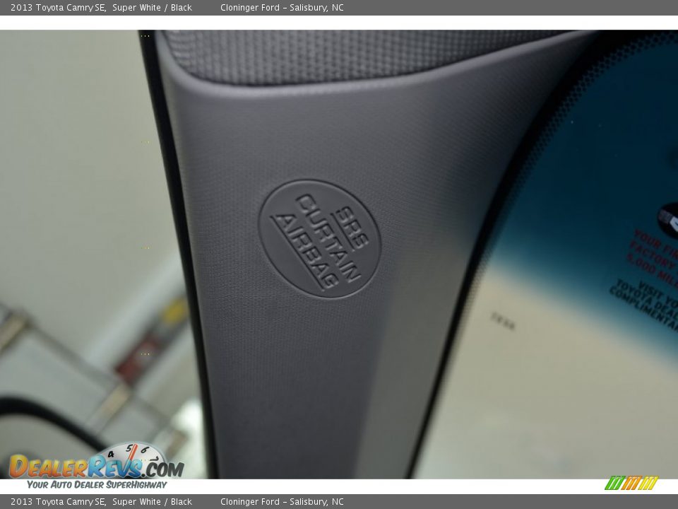 2013 Toyota Camry SE Super White / Black Photo #21