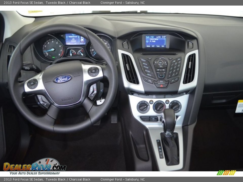 2013 Ford Focus SE Sedan Tuxedo Black / Charcoal Black Photo #10