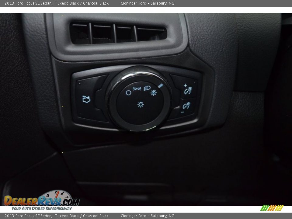2013 Ford Focus SE Sedan Tuxedo Black / Charcoal Black Photo #11