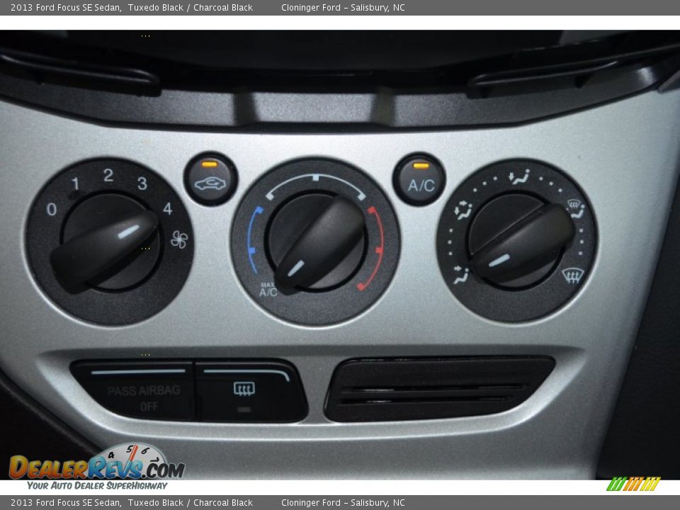 2013 Ford Focus SE Sedan Tuxedo Black / Charcoal Black Photo #16