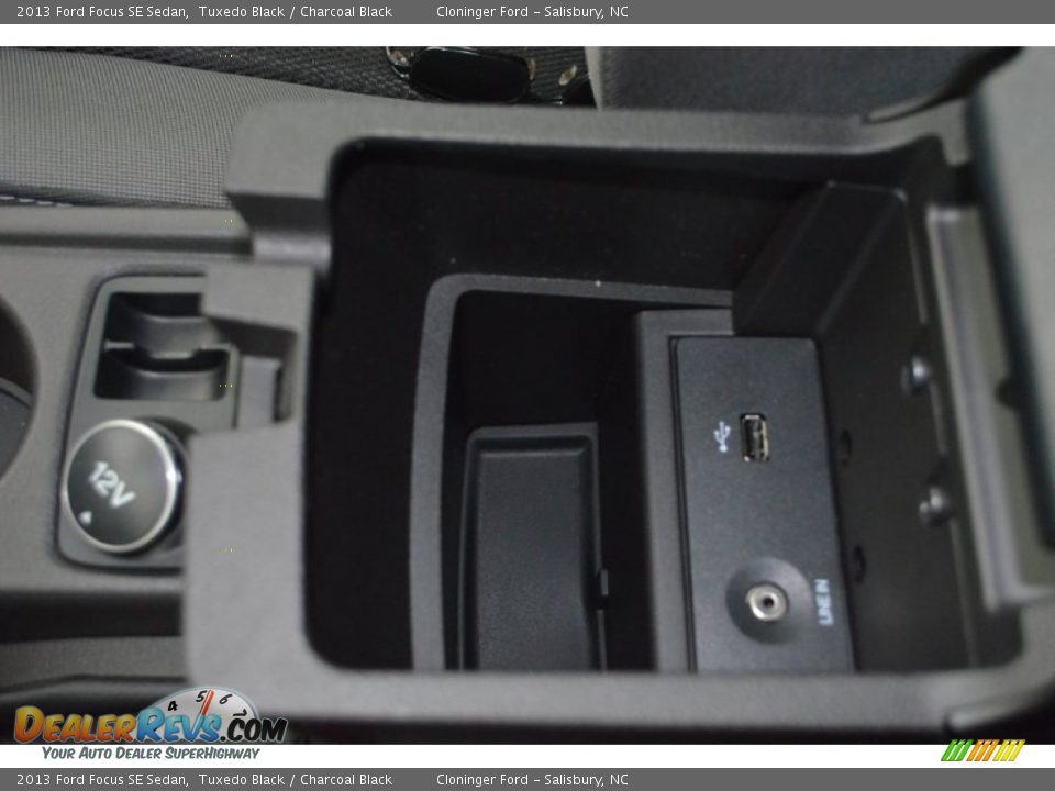 2013 Ford Focus SE Sedan Tuxedo Black / Charcoal Black Photo #18