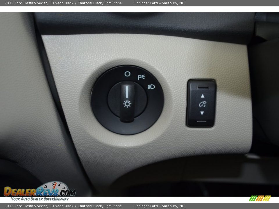 2013 Ford Fiesta S Sedan Tuxedo Black / Charcoal Black/Light Stone Photo #11
