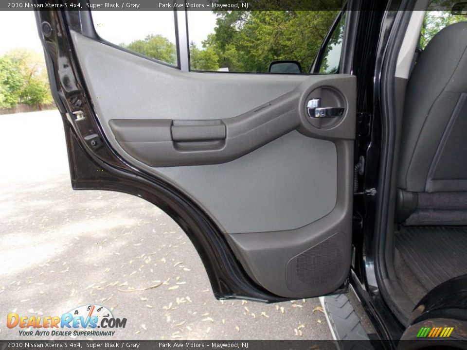 2010 Nissan Xterra S 4x4 Super Black / Gray Photo #13