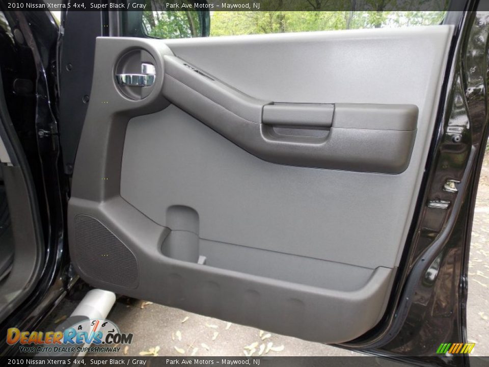 2010 Nissan Xterra S 4x4 Super Black / Gray Photo #17