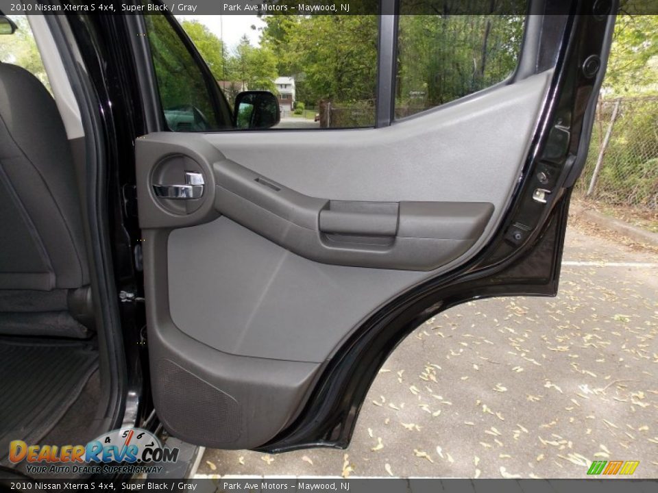 2010 Nissan Xterra S 4x4 Super Black / Gray Photo #20