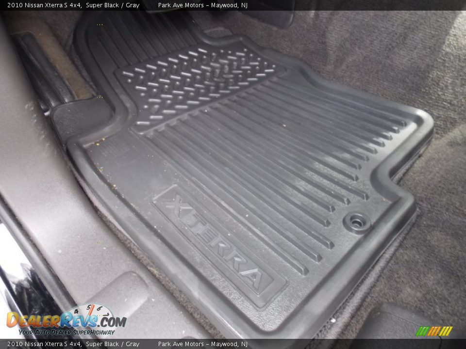 2010 Nissan Xterra S 4x4 Super Black / Gray Photo #29