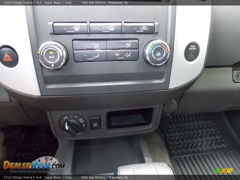 2010 Nissan Xterra S 4x4 Super Black / Gray Photo #33
