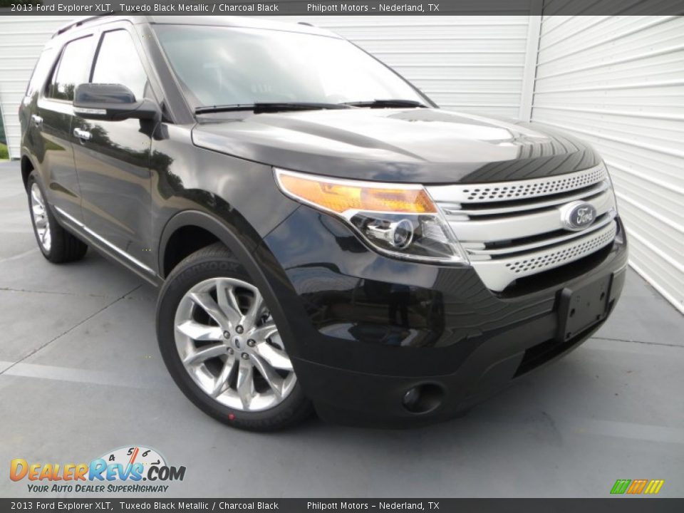 Front 3/4 View of 2013 Ford Explorer XLT Photo #2