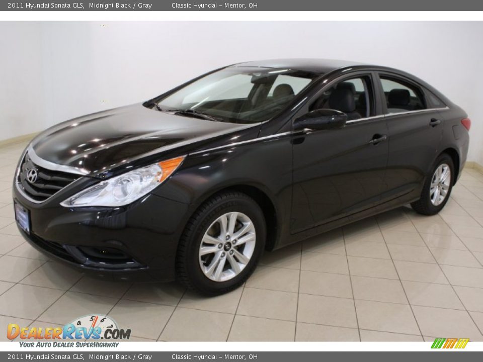 Front 3/4 View of 2011 Hyundai Sonata GLS Photo #3
