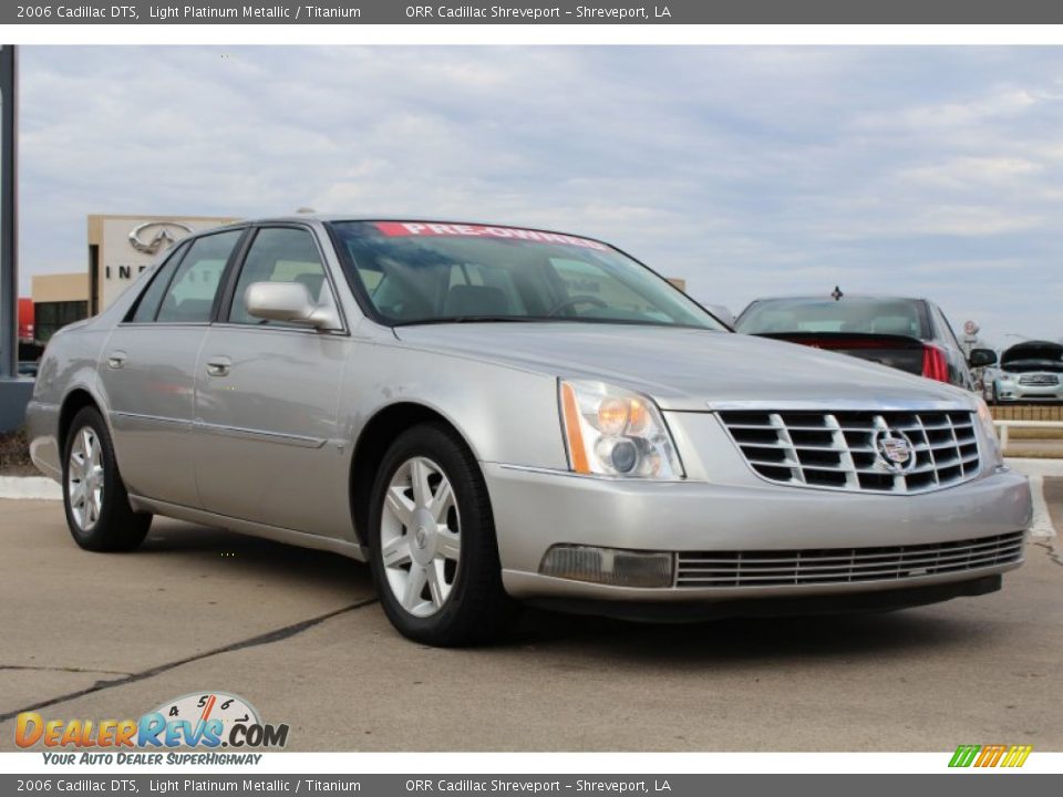 Front 3/4 View of 2006 Cadillac DTS  Photo #2