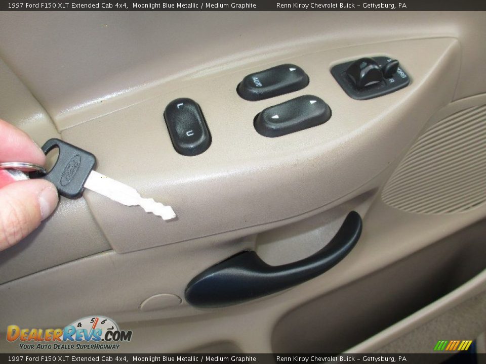 Controls of 1997 Ford F150 XLT Extended Cab 4x4 Photo #5