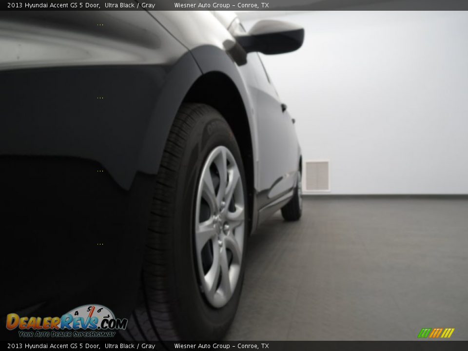 2013 Hyundai Accent GS 5 Door Ultra Black / Gray Photo #4
