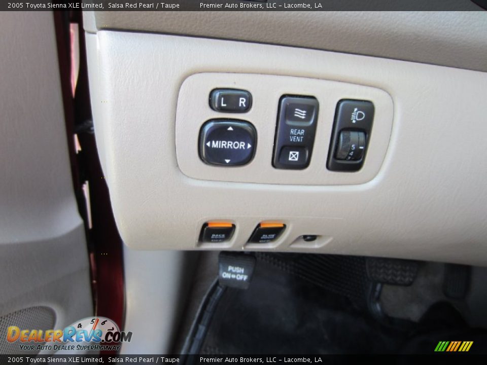 Controls of 2005 Toyota Sienna XLE Limited Photo #35