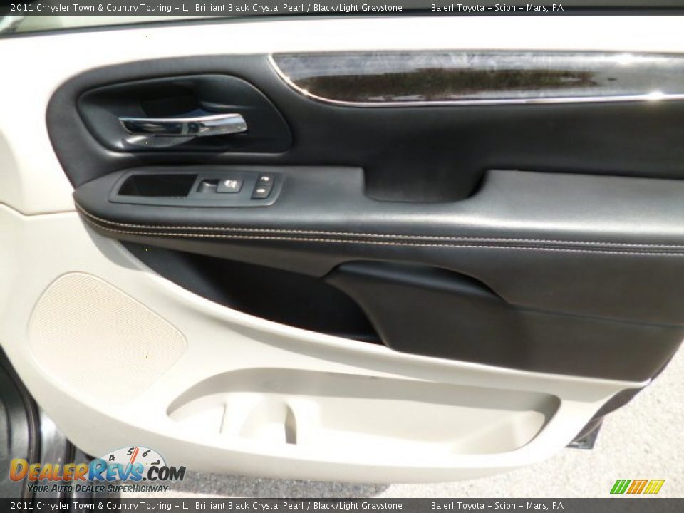 2011 Chrysler Town & Country Touring - L Brilliant Black Crystal Pearl / Black/Light Graystone Photo #9