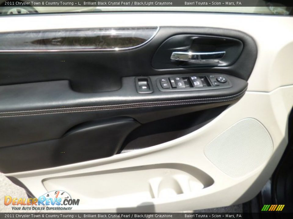 2011 Chrysler Town & Country Touring - L Brilliant Black Crystal Pearl / Black/Light Graystone Photo #17