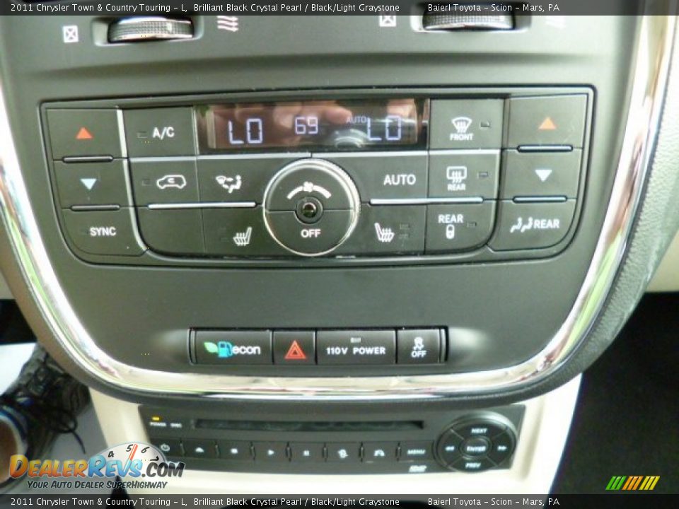 2011 Chrysler Town & Country Touring - L Brilliant Black Crystal Pearl / Black/Light Graystone Photo #18