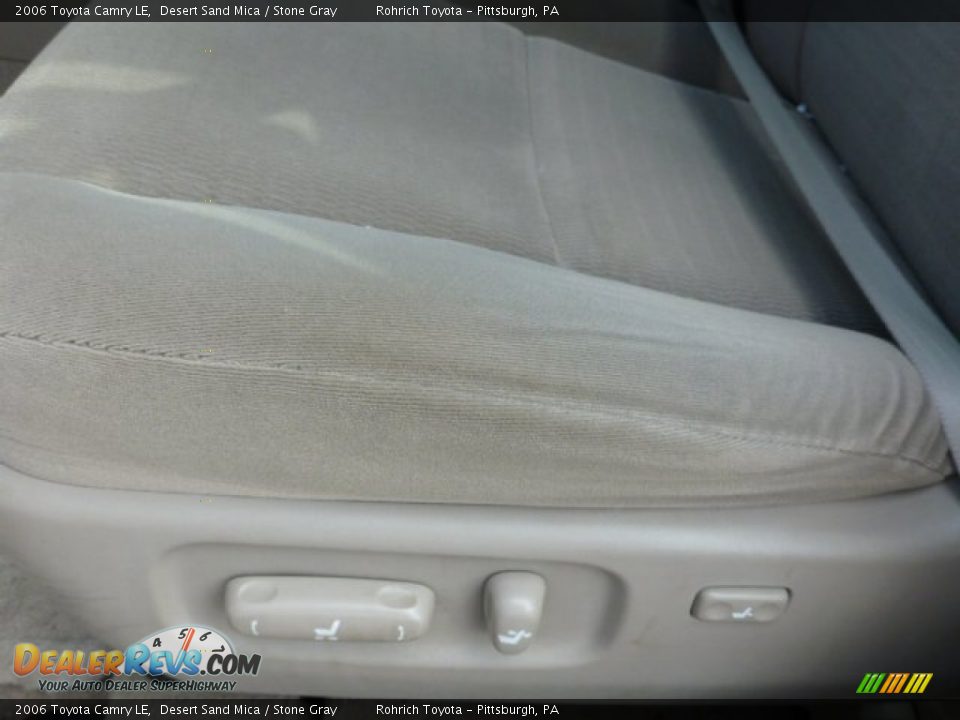 2006 Toyota Camry LE Desert Sand Mica / Stone Gray Photo #17