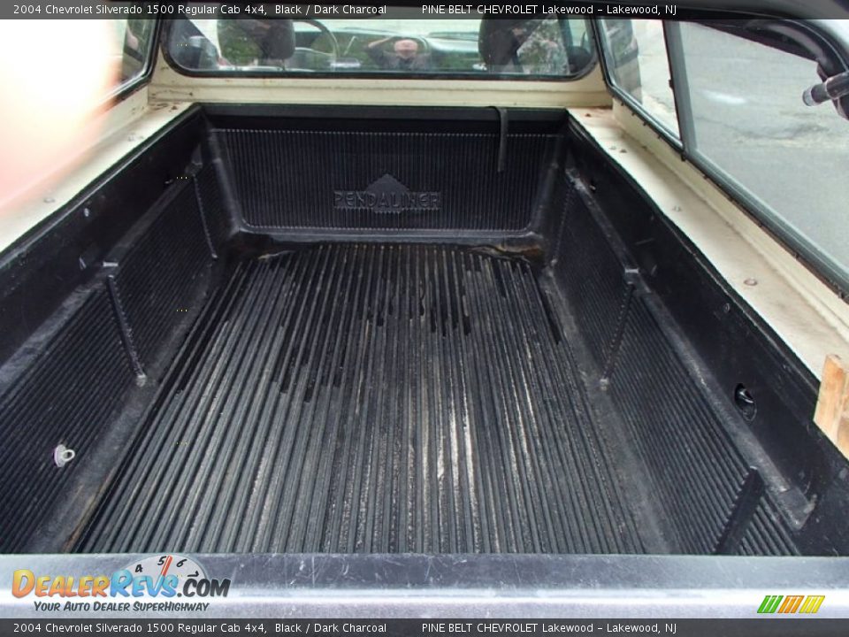 2004 Chevrolet Silverado 1500 Regular Cab 4x4 Black / Dark Charcoal Photo #11