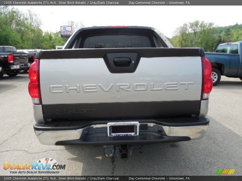 2005 Chevrolet Avalanche Z71 4x4 Silver Birch Metallic / Gray/Dark Charcoal Photo #5