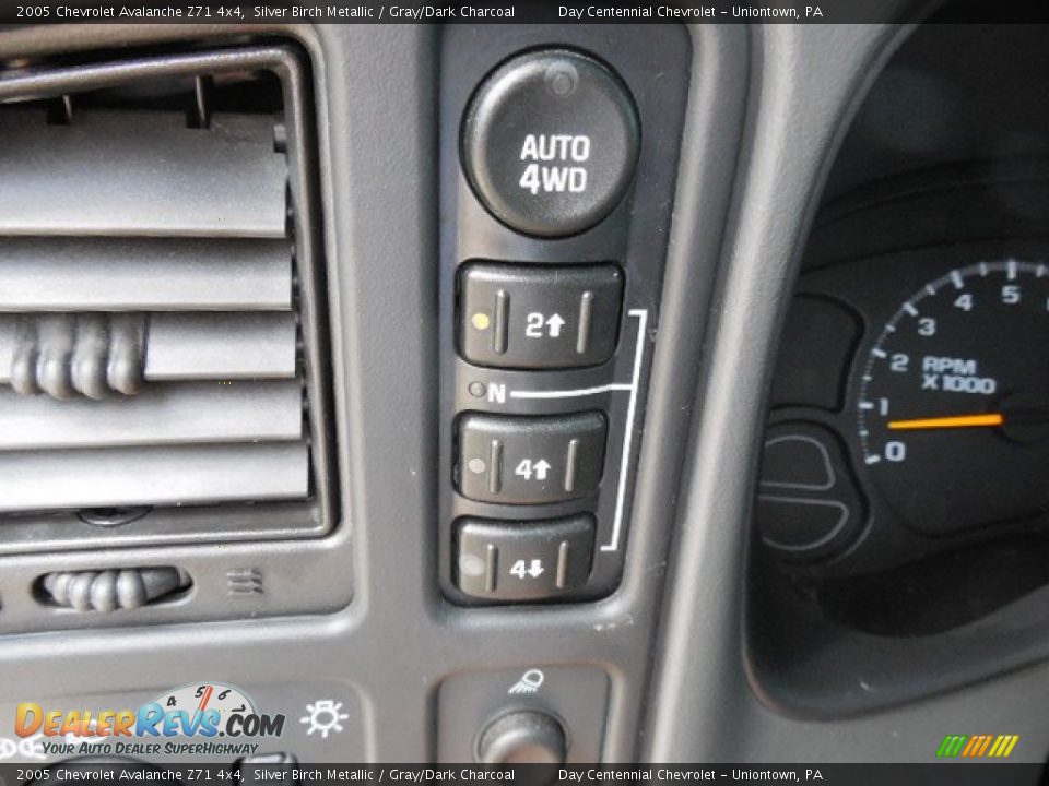 2005 Chevrolet Avalanche Z71 4x4 Silver Birch Metallic / Gray/Dark Charcoal Photo #17