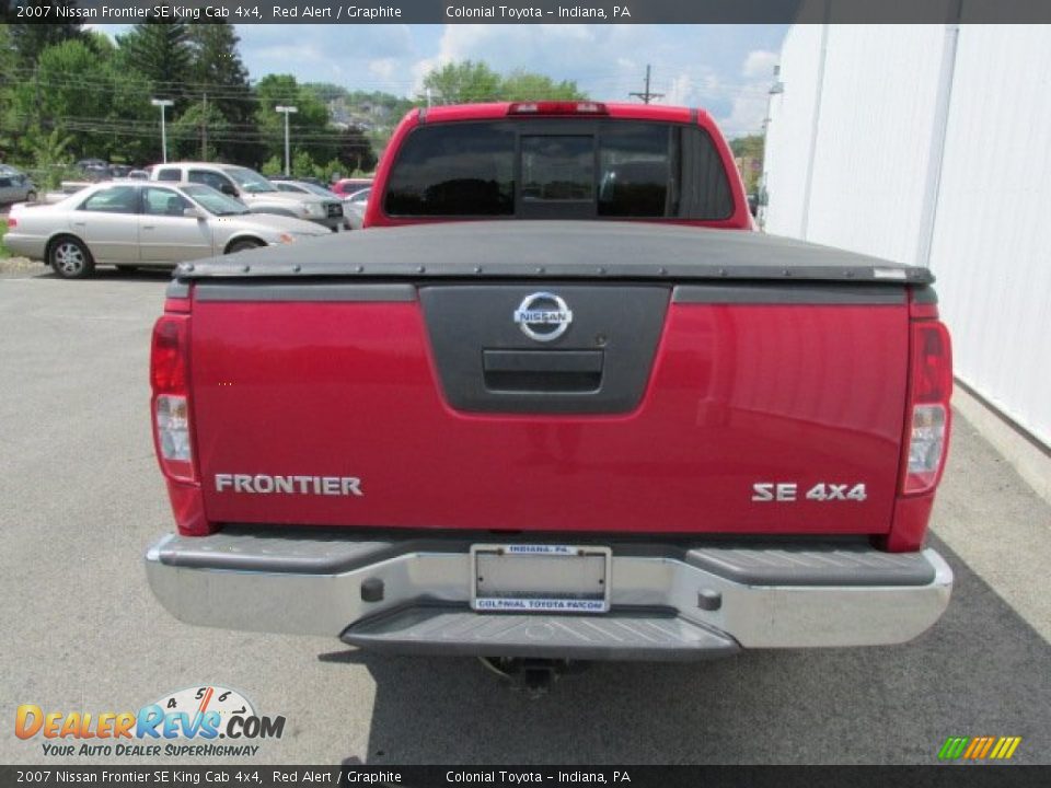 2007 Nissan Frontier SE King Cab 4x4 Red Alert / Graphite Photo #5