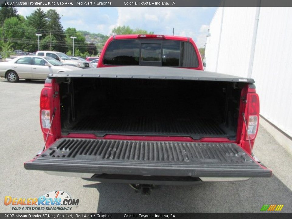 2007 Nissan Frontier SE King Cab 4x4 Red Alert / Graphite Photo #6