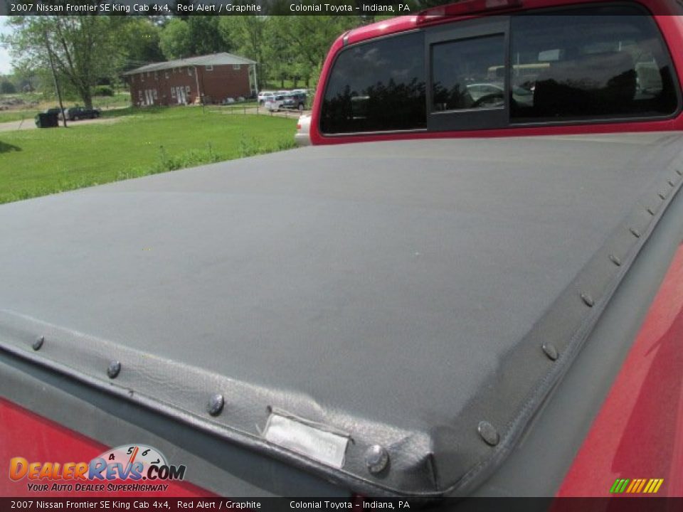 2007 Nissan Frontier SE King Cab 4x4 Red Alert / Graphite Photo #8