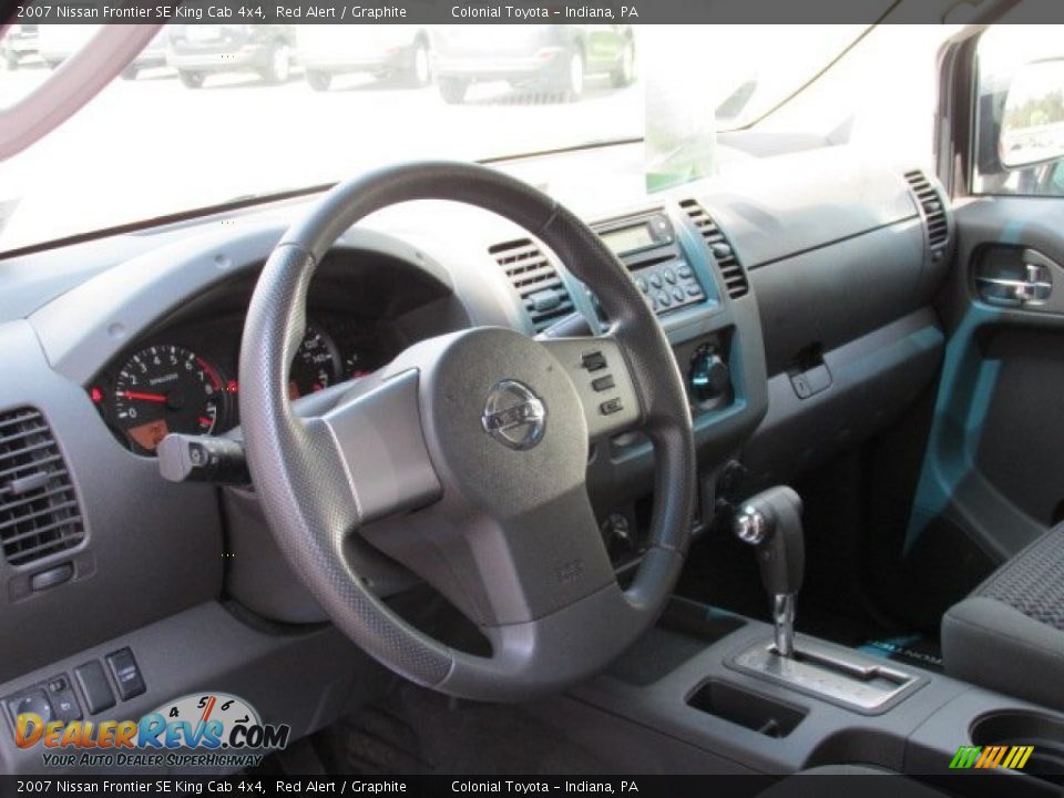 2007 Nissan Frontier SE King Cab 4x4 Red Alert / Graphite Photo #9