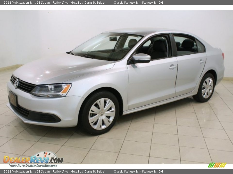 Front 3/4 View of 2011 Volkswagen Jetta SE Sedan Photo #3
