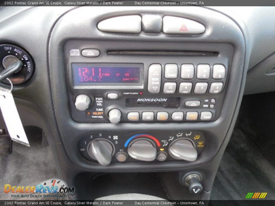 Controls of 2002 Pontiac Grand Am SE Coupe Photo #16