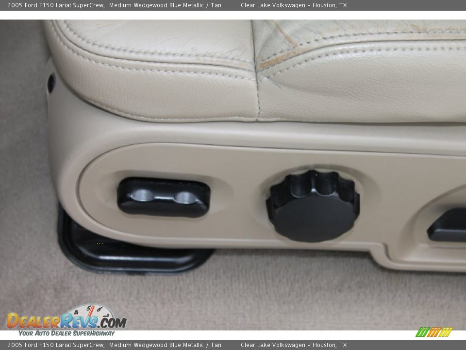 Controls of 2005 Ford F150 Lariat SuperCrew Photo #16