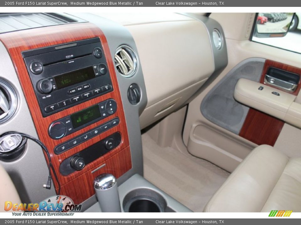 Controls of 2005 Ford F150 Lariat SuperCrew Photo #17