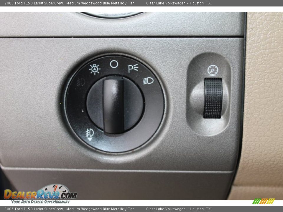 Controls of 2005 Ford F150 Lariat SuperCrew Photo #29