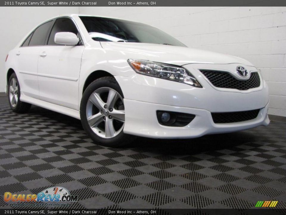 2011 Toyota Camry SE Super White / Dark Charcoal Photo #1