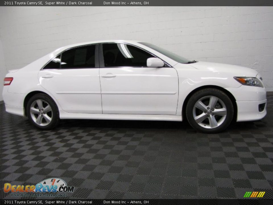 2011 Toyota Camry SE Super White / Dark Charcoal Photo #2