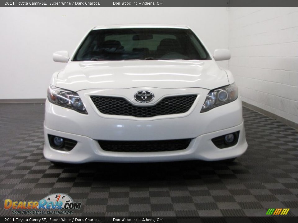 2011 Toyota Camry SE Super White / Dark Charcoal Photo #3