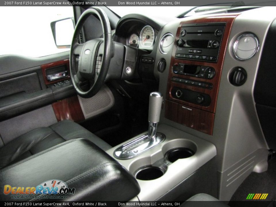 Dashboard of 2007 Ford F150 Lariat SuperCrew 4x4 Photo #21