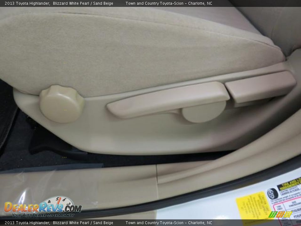 2013 Toyota Highlander Blizzard White Pearl / Sand Beige Photo #9