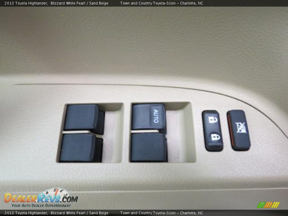 2013 Toyota Highlander Blizzard White Pearl / Sand Beige Photo #10