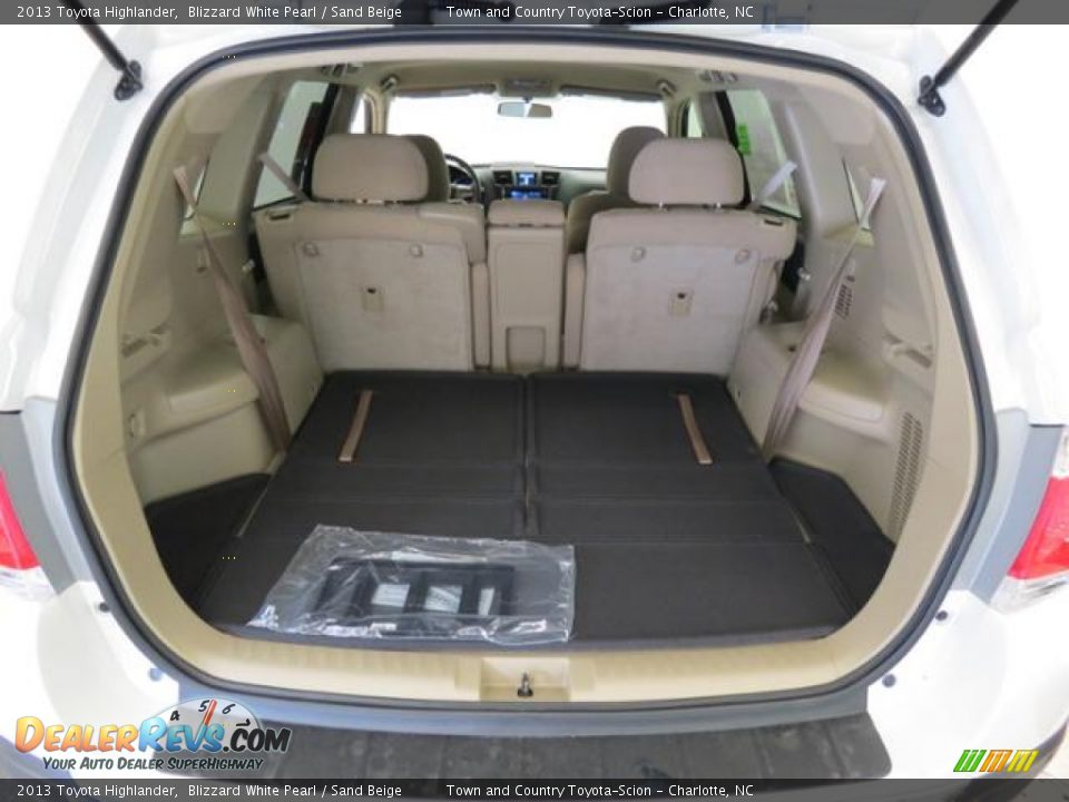 2013 Toyota Highlander Blizzard White Pearl / Sand Beige Photo #16