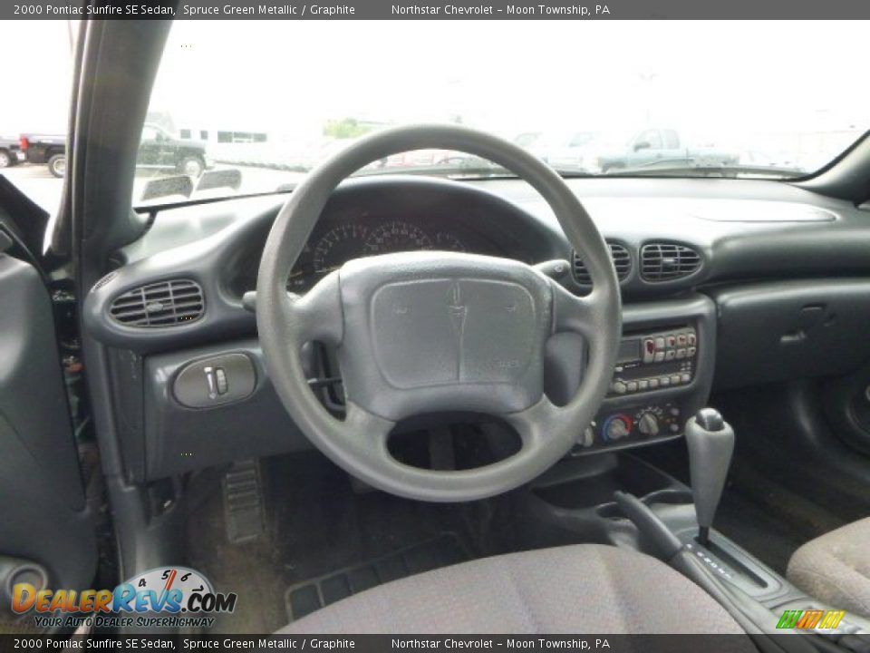 Dashboard of 2000 Pontiac Sunfire SE Sedan Photo #9