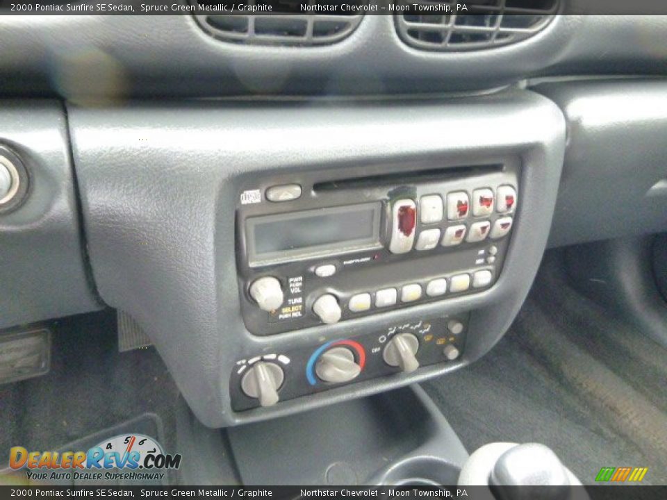 Controls of 2000 Pontiac Sunfire SE Sedan Photo #13