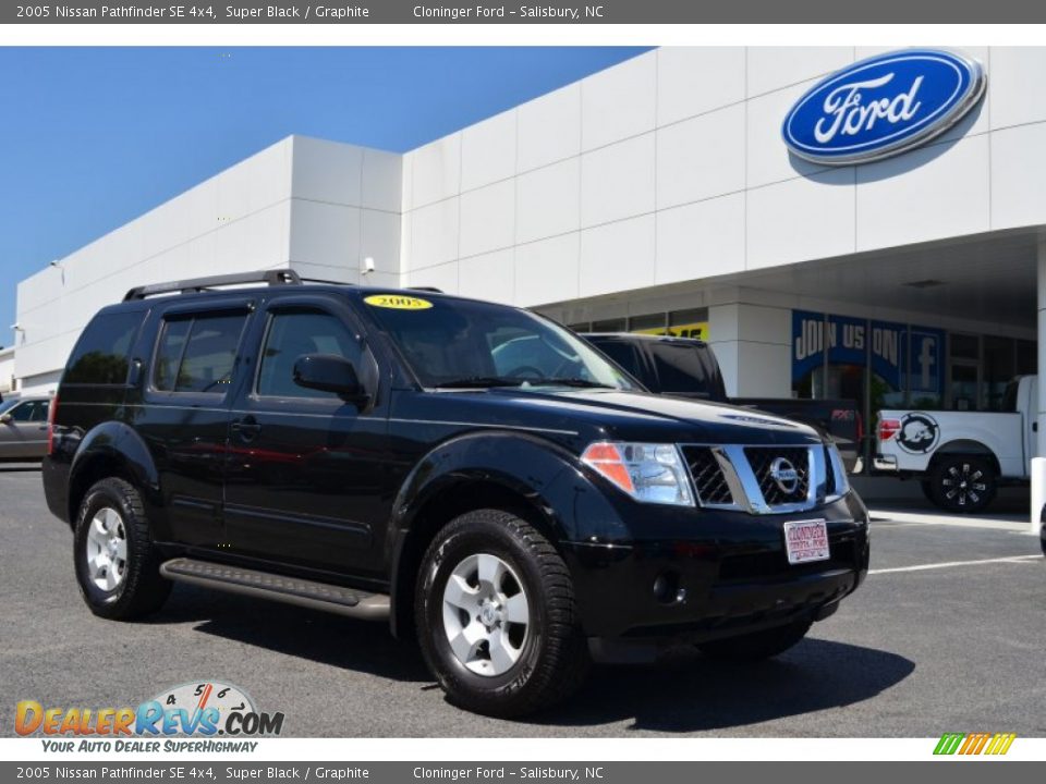 2005 Nissan Pathfinder SE 4x4 Super Black / Graphite Photo #1