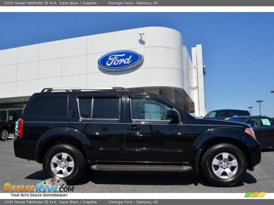 2005 Nissan Pathfinder SE 4x4 Super Black / Graphite Photo #2